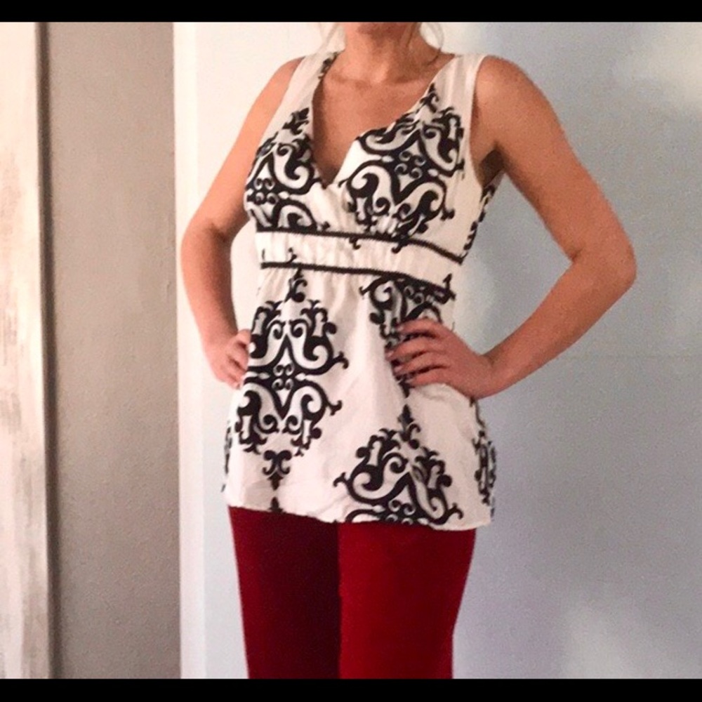 🌸Black and White silky top/ B&W /XS